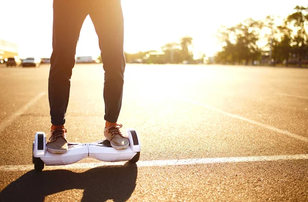 Pernas Homem Andar Giroscópio Pessoa Hoverboard Branco Hyroscooter Elétrico Dirigindo — Fotografia de Stock