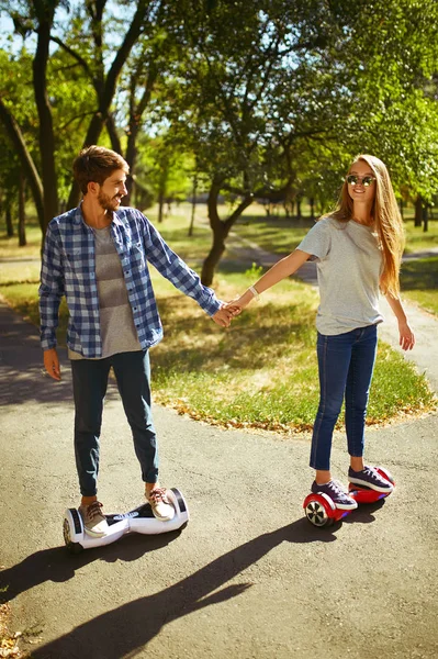 Szczęśliwy Mężczyzna Kobieta Jadą Hoverboard Dla Relaksujący Czas Razem Świeżym — Zdjęcie stockowe