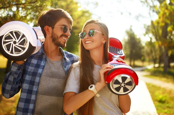 Glad Man Och Kvinna Rider Hoverboard För Avkopplande Tid Tillsammans — Stockfoto