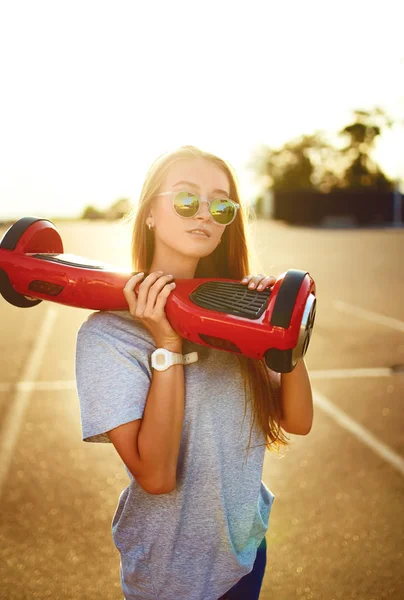 Mulher Bonita Montando Hoverboard Para Relaxar Tempo Livre Cidade Pessoa — Fotografia de Stock