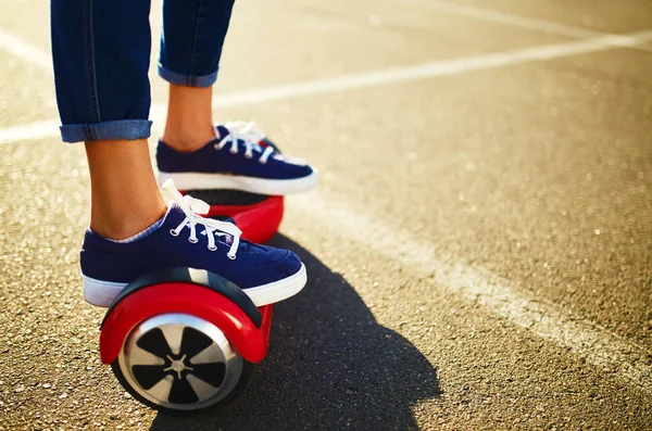 Pernas Mulher Andar Giroscópio Pessoa Hoverboard Branco Hyroscooter Elétrico Dirigindo — Fotografia de Stock