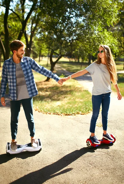 Szczęśliwy Mężczyzna Kobieta Jadą Hoverboard Dla Relaksujący Czas Razem Świeżym — Zdjęcie stockowe