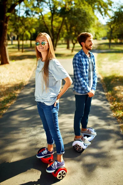 Szczęśliwy Mężczyzna Kobieta Jadą Hoverboard Dla Relaksujący Czas Razem Świeżym — Zdjęcie stockowe