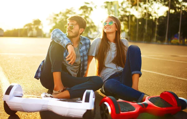 Boldog Férfi Lovaglás Hoverboard Pihentető Időt Együtt Szabadban Városban Egy — Stock Fotó