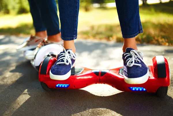 Benen Van Man Vrouw Rijden Het Hoverboard Voor Ontspannen Tijd — Stockfoto