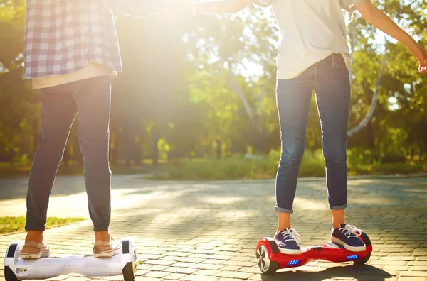 Nogi Mężczyzny Kobiety Jadących Hoverboard Dla Relaksujący Czas Razem Świeżym — Zdjęcie stockowe