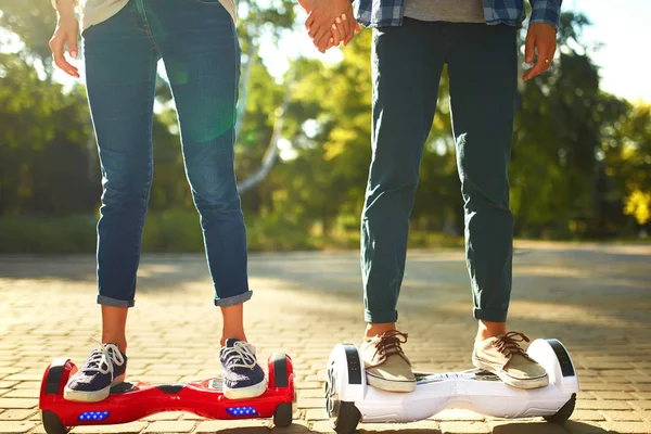 Nogi Mężczyzny Kobiety Jadących Hoverboard Dla Relaksujący Czas Razem Świeżym — Zdjęcie stockowe