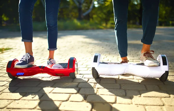 Pernas Homem Mulher Montando Hoverboard Para Relaxar Tempo Juntos Livre — Fotografia de Stock