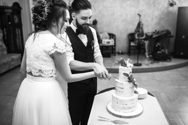 Noiva Feliz Noivo Está Cortando Seu Bolo Casamento Elegante Banquete — Fotografia de Stock