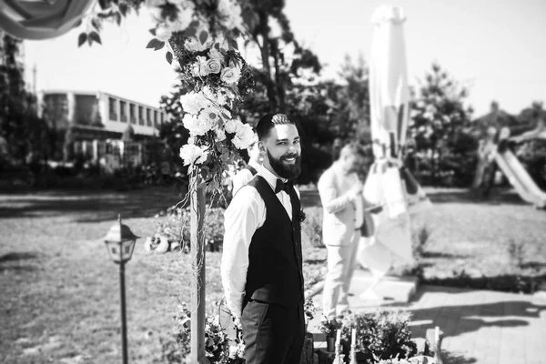 年轻的新郎在等新娘 年轻夫妇在仪式上 结婚的那一天 概念婚礼的细节 婚礼当天 一起来 — 图库照片