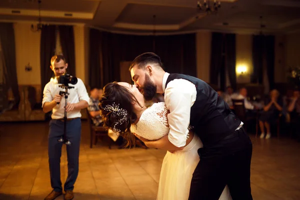 新婚燕尔的第一个婚礼舞蹈 新郎新娘和他们的第一个舞蹈在优雅的餐厅 已婚夫妇玩得很开心 婚礼当天 一起来 — 图库照片
