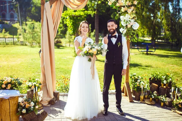 Noivo Feliz Bela Noiva Uma Cerimônia Casamento Abaixo Arco Decorado — Fotografia de Stock