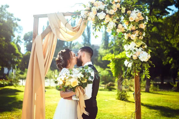 Noivo Feliz Bela Noiva Uma Cerimônia Casamento Abaixo Arco Decorado — Fotografia de Stock