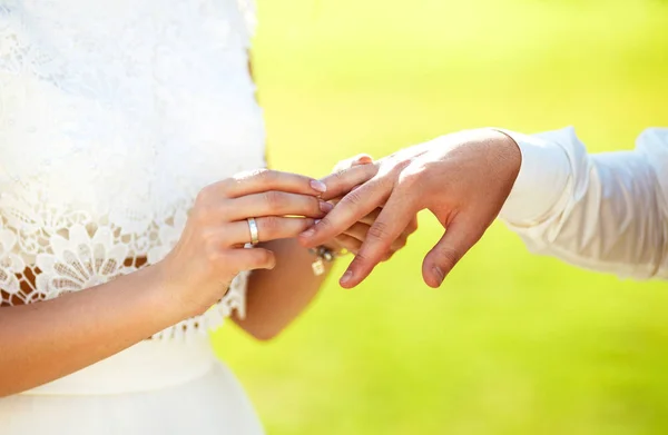 结婚订婚戒指 新婚夫妇手拿订婚戒指 年轻夫妇在仪式上 新娘和新郎享受浪漫的时刻 概念婚礼详情 — 图库照片