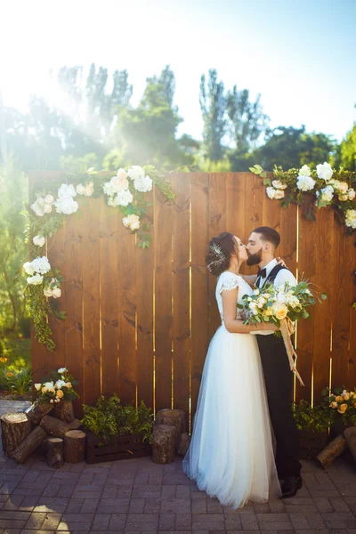 Stylish Couple Happy Newlyweds Posing Sun Pretty Bride Stylish Groom — Stock Photo, Image