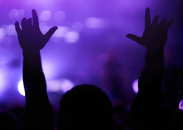 ステージの上から音楽祭で手を挙げ 光が流れ落ちる観客 観客は手を挙げて踊り コンサートを楽しんでいます — ストック写真