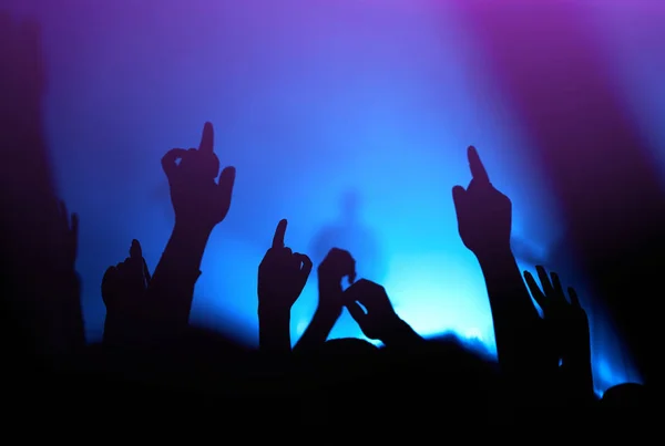 Bir Müzik Festivalinde Seyirciler Ellerini Kaldırdı Sahnenin Üstünden Işıklar Süzülüyor — Stok fotoğraf