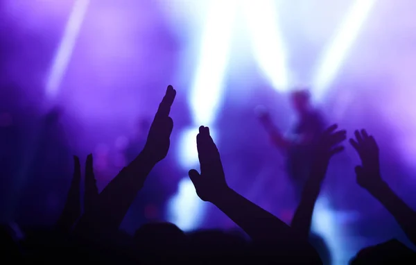 Público Com Mãos Levantadas Festival Música Luzes Fluindo Cima Para — Fotografia de Stock