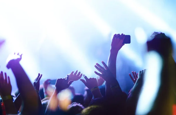 Público Com Mãos Levantadas Festival Música Luzes Fluindo Cima Para — Fotografia de Stock