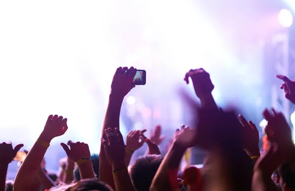 Público Con Las Manos Levantadas Festival Música Luces Que Fluyen — Foto de Stock