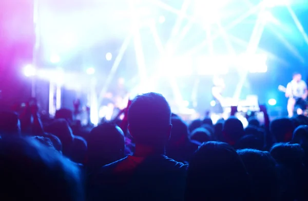 Público Com Mãos Levantadas Festival Música Luzes Fluindo Cima Para — Fotografia de Stock