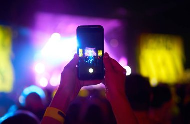 Telefon kayıtlarıyla birlikte canlı müzik festivali. Halk müziği konseri sırasında insanlar akıllı telefonlarıyla fotoğraf çekiyorlar. Kalabalık ellerini kaldırıyor, dans ediyor ve konserin tadını çıkarıyor..
