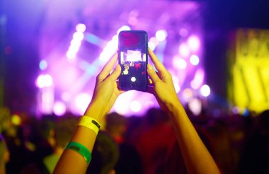 Telefon kayıtlarıyla birlikte canlı müzik festivali. Halk müziği konseri sırasında insanlar akıllı telefonlarıyla fotoğraf çekiyorlar. Kalabalık ellerini kaldırıyor, dans ediyor ve konserin tadını çıkarıyor..