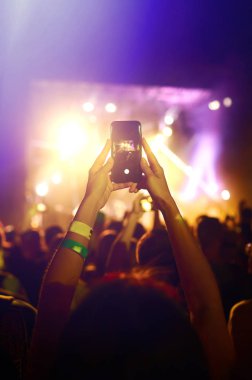 Telefon kayıtlarıyla birlikte canlı müzik festivali. Halk müziği konseri sırasında insanlar akıllı telefonlarıyla fotoğraf çekiyorlar. Kalabalık ellerini kaldırıyor, dans ediyor ve konserin tadını çıkarıyor..
