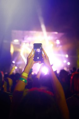 Telefon kayıtlarıyla birlikte canlı müzik festivali. Halk müziği konseri sırasında insanlar akıllı telefonlarıyla fotoğraf çekiyorlar. Kalabalık ellerini kaldırıyor, dans ediyor ve konserin tadını çıkarıyor..