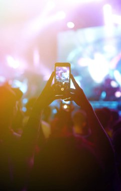Telefon kayıtlarıyla birlikte canlı müzik festivali. Halk müziği konseri sırasında insanlar akıllı telefonlarıyla fotoğraf çekiyorlar. Kalabalık ellerini kaldırıyor, dans ediyor ve konserin tadını çıkarıyor..