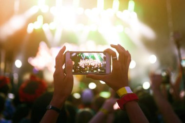 Telefon kayıtlarıyla birlikte canlı müzik festivali. Halk müziği konseri sırasında insanlar akıllı telefonlarıyla fotoğraf çekiyorlar. Kalabalık ellerini kaldırıyor, dans ediyor ve konserin tadını çıkarıyor..