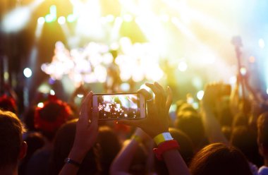 Telefon kayıtlarıyla birlikte canlı müzik festivali. Halk müziği konseri sırasında insanlar akıllı telefonlarıyla fotoğraf çekiyorlar. Kalabalık ellerini kaldırıyor, dans ediyor ve konserin tadını çıkarıyor..