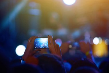 Telefon kayıtlarıyla birlikte canlı müzik festivali. Halk müziği konseri sırasında insanlar akıllı telefonlarıyla fotoğraf çekiyorlar. Kalabalık ellerini kaldırıyor, dans ediyor ve konserin tadını çıkarıyor..