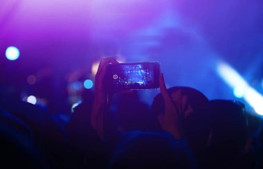 Telefon kayıtlarıyla birlikte canlı müzik festivali. Halk müziği konseri sırasında insanlar akıllı telefonlarıyla fotoğraf çekiyorlar. Kalabalık ellerini kaldırıyor, dans ediyor ve konserin tadını çıkarıyor..