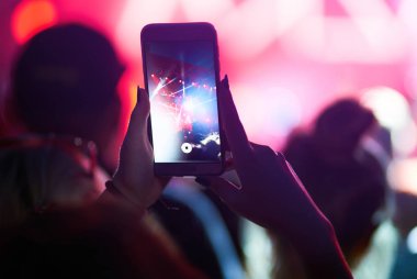 Telefon kayıtlarıyla birlikte canlı müzik festivali. Halk müziği konseri sırasında insanlar akıllı telefonlarıyla fotoğraf çekiyorlar. Kalabalık ellerini kaldırıyor, dans ediyor ve konserin tadını çıkarıyor..