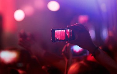 Telefon kayıtlarıyla birlikte canlı müzik festivali. Halk müziği konseri sırasında insanlar akıllı telefonlarıyla fotoğraf çekiyorlar. Kalabalık ellerini kaldırıyor, dans ediyor ve konserin tadını çıkarıyor..