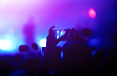 Telefon kayıtlarıyla birlikte canlı müzik festivali. Halk müziği konseri sırasında insanlar akıllı telefonlarıyla fotoğraf çekiyorlar. Kalabalık ellerini kaldırıyor, dans ediyor ve konserin tadını çıkarıyor..