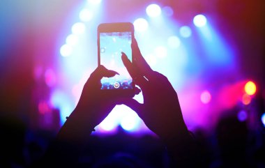 Telefon kayıtlarıyla birlikte canlı müzik festivali. Halk müziği konseri sırasında insanlar akıllı telefonlarıyla fotoğraf çekiyorlar. Kalabalık ellerini kaldırıyor, dans ediyor ve konserin tadını çıkarıyor..