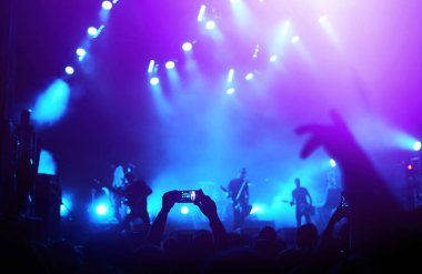 Telefon kayıtlarıyla birlikte canlı müzik festivali. Halk müziği konseri sırasında insanlar akıllı telefonlarıyla fotoğraf çekiyorlar. Kalabalık ellerini kaldırıyor, dans ediyor ve konserin tadını çıkarıyor..