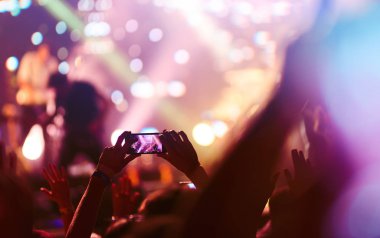 Telefon kayıtlarıyla birlikte canlı müzik festivali. Halk müziği konseri sırasında insanlar akıllı telefonlarıyla fotoğraf çekiyorlar. Kalabalık ellerini kaldırıyor, dans ediyor ve konserin tadını çıkarıyor..