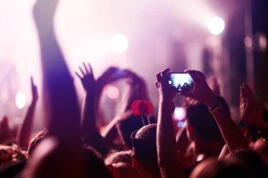 Telefon kayıtlarıyla birlikte canlı müzik festivali. Halk müziği konseri sırasında insanlar akıllı telefonlarıyla fotoğraf çekiyorlar. Kalabalık ellerini kaldırıyor, dans ediyor ve konserin tadını çıkarıyor..