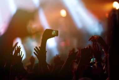 Telefon kayıtlarıyla birlikte canlı müzik festivali. Halk müziği konseri sırasında insanlar akıllı telefonlarıyla fotoğraf çekiyorlar. Kalabalık ellerini kaldırıyor, dans ediyor ve konserin tadını çıkarıyor..