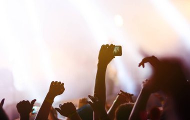 Telefon kayıtlarıyla birlikte canlı müzik festivali. Halk müziği konseri sırasında insanlar akıllı telefonlarıyla fotoğraf çekiyorlar. Kalabalık ellerini kaldırıyor, dans ediyor ve konserin tadını çıkarıyor..