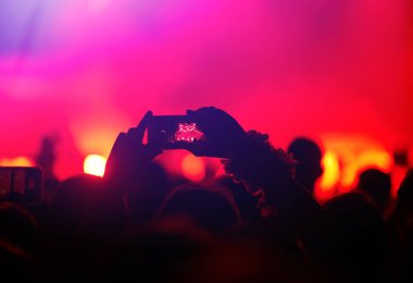 Telefon kayıtlarıyla birlikte canlı müzik festivali. Halk müziği konseri sırasında insanlar akıllı telefonlarıyla fotoğraf çekiyorlar. Kalabalık ellerini kaldırıyor, dans ediyor ve konserin tadını çıkarıyor..