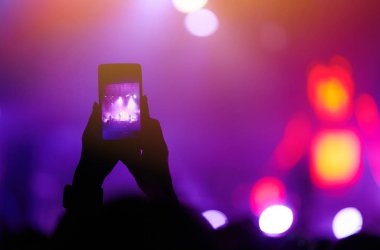 Telefon kayıtlarıyla birlikte canlı müzik festivali. Halk müziği konseri sırasında insanlar akıllı telefonlarıyla fotoğraf çekiyorlar. Kalabalık ellerini kaldırıyor, dans ediyor ve konserin tadını çıkarıyor..