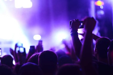 Telefon kayıtlarıyla birlikte canlı müzik festivali. Halk müziği konseri sırasında insanlar akıllı telefonlarıyla fotoğraf çekiyorlar. Kalabalık ellerini kaldırıyor, dans ediyor ve konserin tadını çıkarıyor..