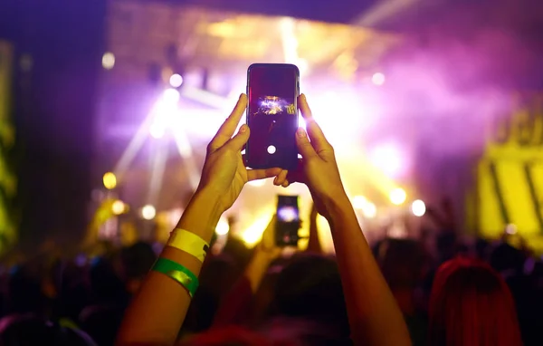 Telefon Kayıtlarıyla Birlikte Canlı Müzik Festivali Halk Müziği Konseri Sırasında — Stok fotoğraf