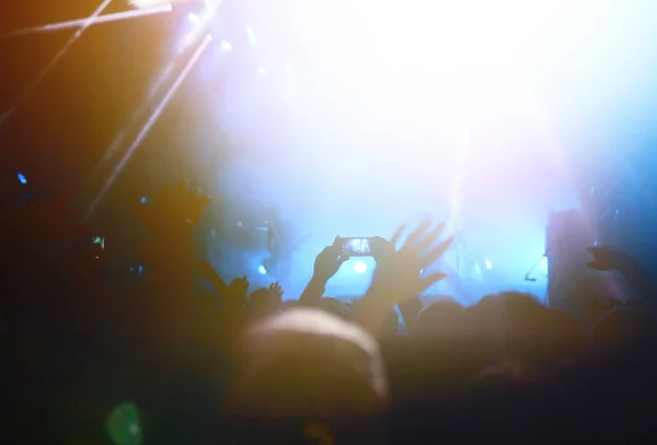 Mano Con Teléfono Graba Festival Música Vivo Gente Tomando Fotografías — Foto de Stock