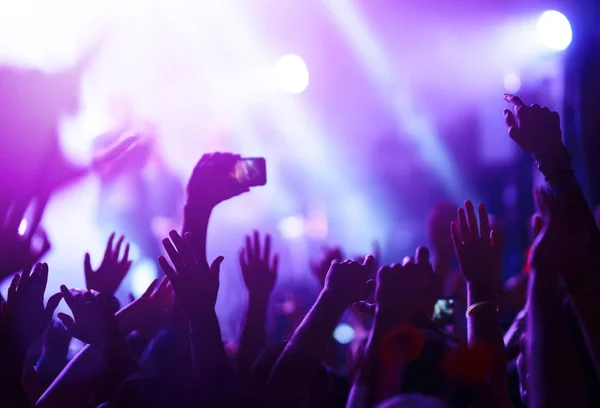 Mano Con Teléfono Graba Festival Música Vivo Gente Tomando Fotografías — Foto de Stock