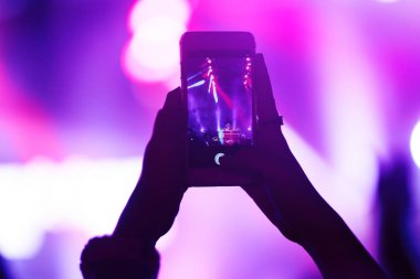 Telefon kayıtlarıyla birlikte canlı müzik festivali. Halk müziği konseri sırasında insanlar akıllı telefonlarıyla fotoğraf çekiyorlar. Kalabalık ellerini kaldırıyor, dans ediyor ve konserin tadını çıkarıyor..